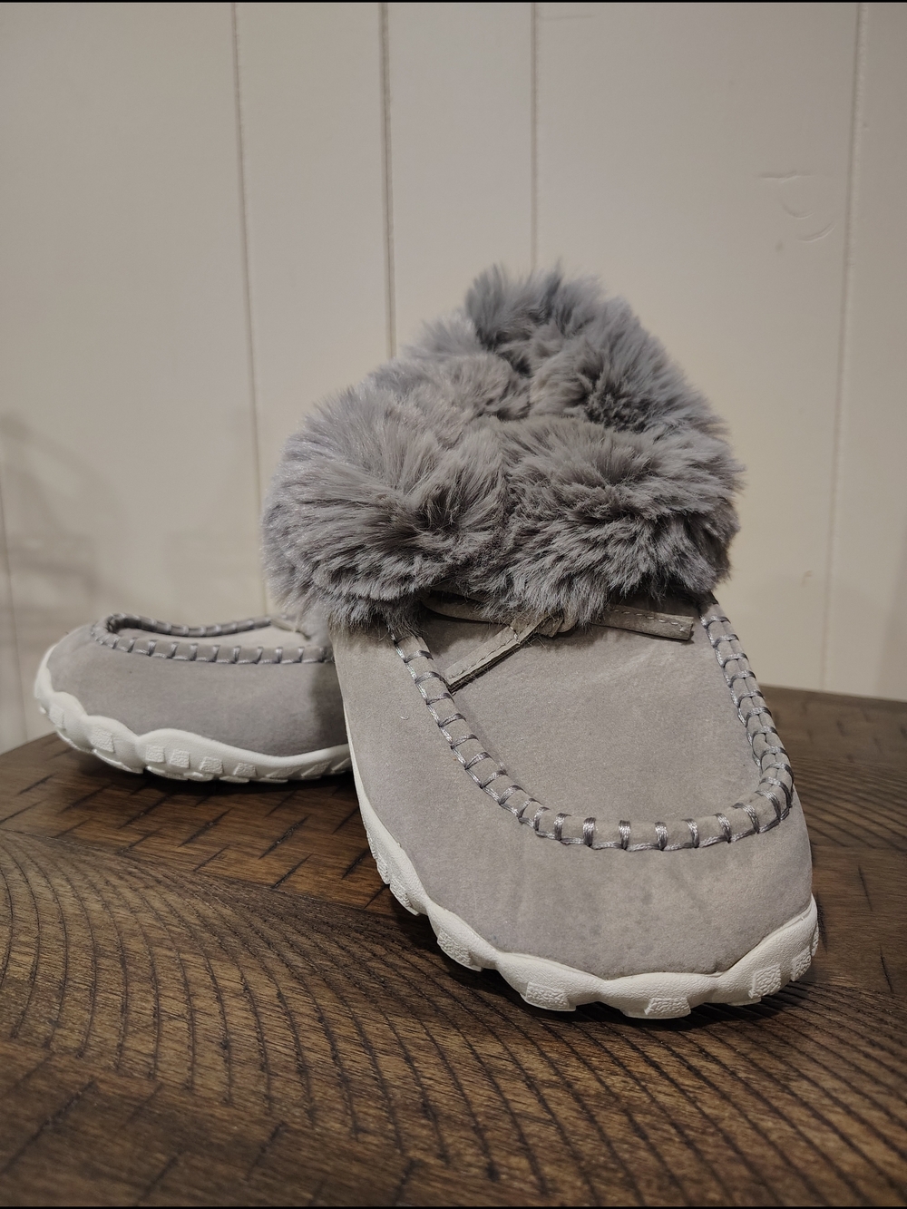 Woman's Cozy Faux-Fur Lined Slip-On Moccasins - Gray